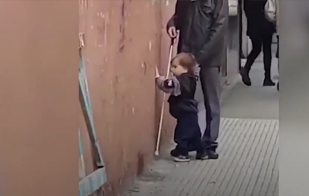 Gözdən əlil kişiyə kömək edən balaca sosial şəbəkələrdə rekord qırır