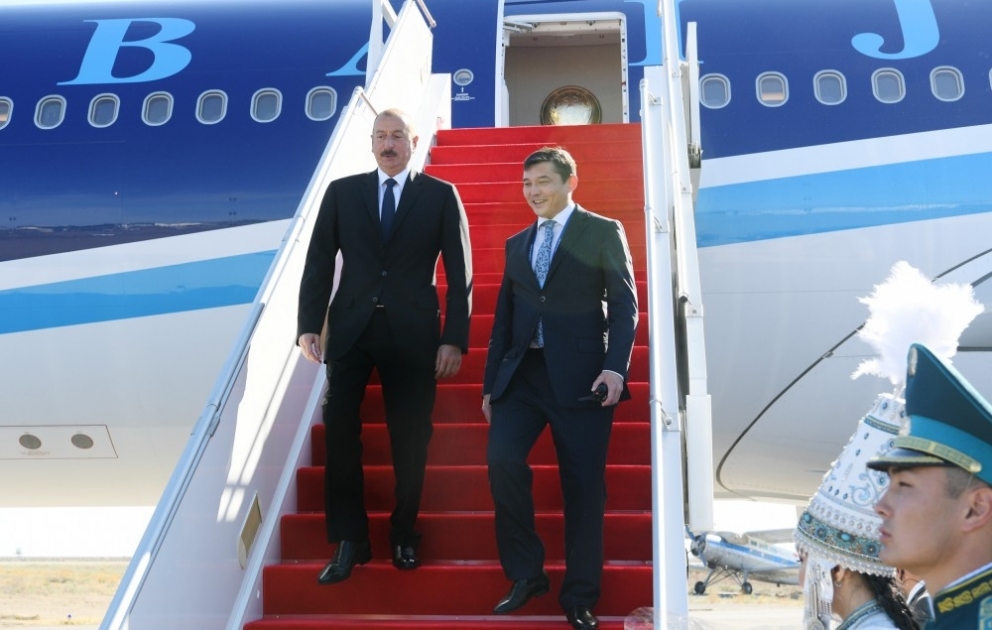 Präsident Ilham Aliyev zu Besuch in Aktau angekommen