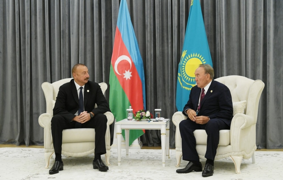 Präsident Ilham Aliyev trifft sich mit Präsident Nursultan Nasarbajew in Aktau