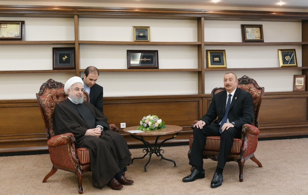 Präsident Ilham Aliyev trifft mit Irans Präsident Hassan Rouhani zusammen