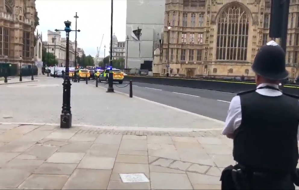 Londonda avtomobil parlament yaxınlığında divara çırpılıb - Polis ayağa qaldırılıb