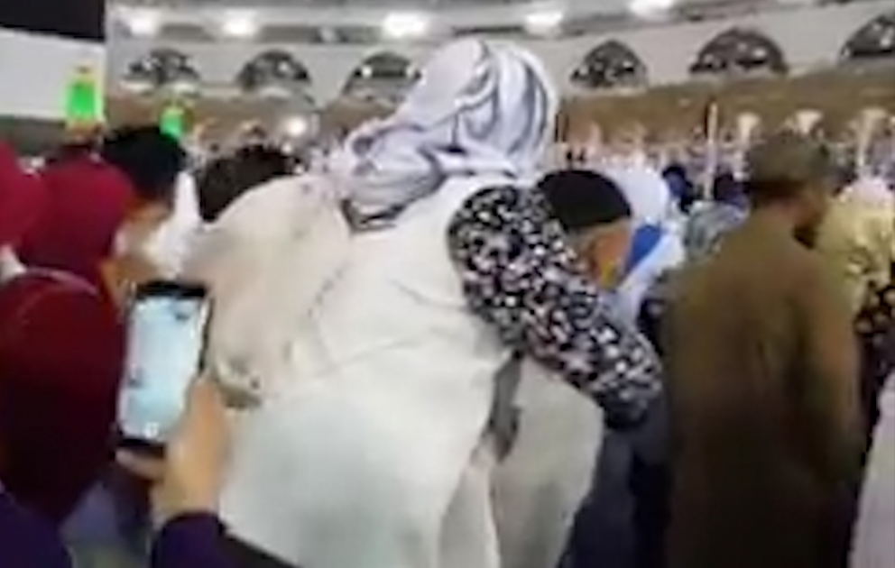Həcc ziyarətində anasını kürəyində daşıdı