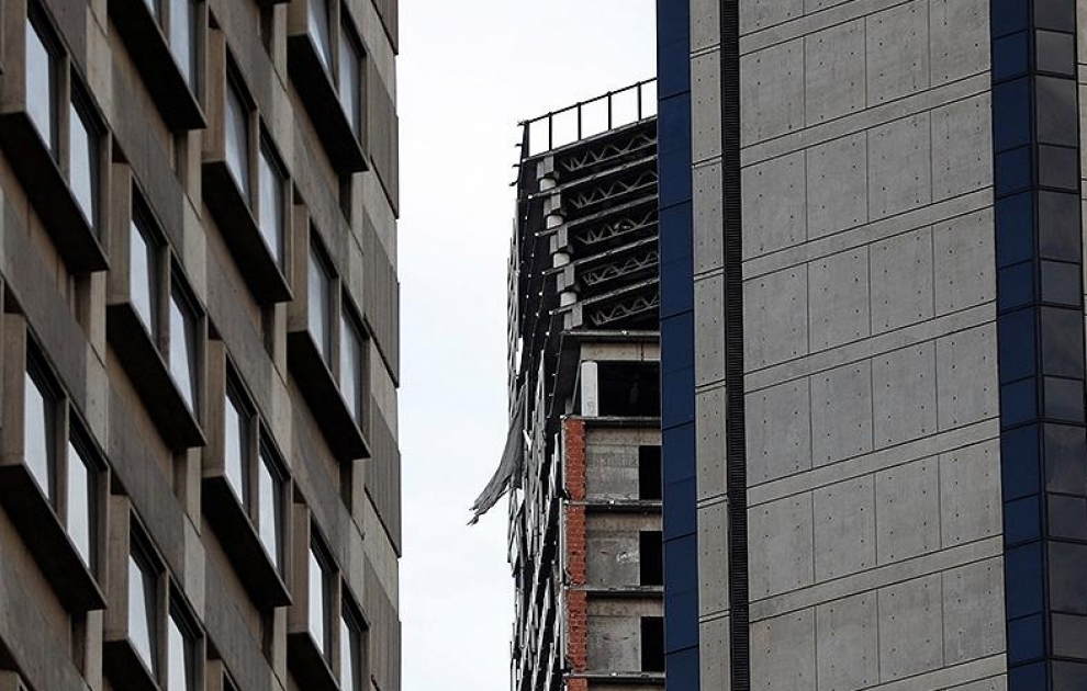 Earthquake leaves two-hundred-meter skyscraper tilted in Venezuela