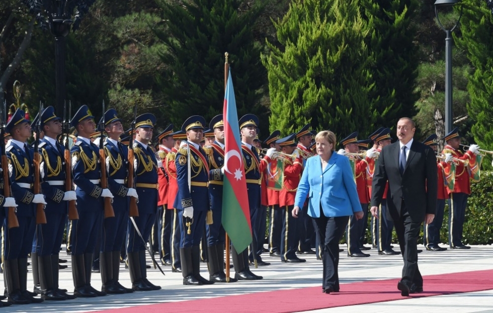 Almaniyanın Federal Kansleri Angela Merkelin rəsmi qarşılanma mərasimi olub