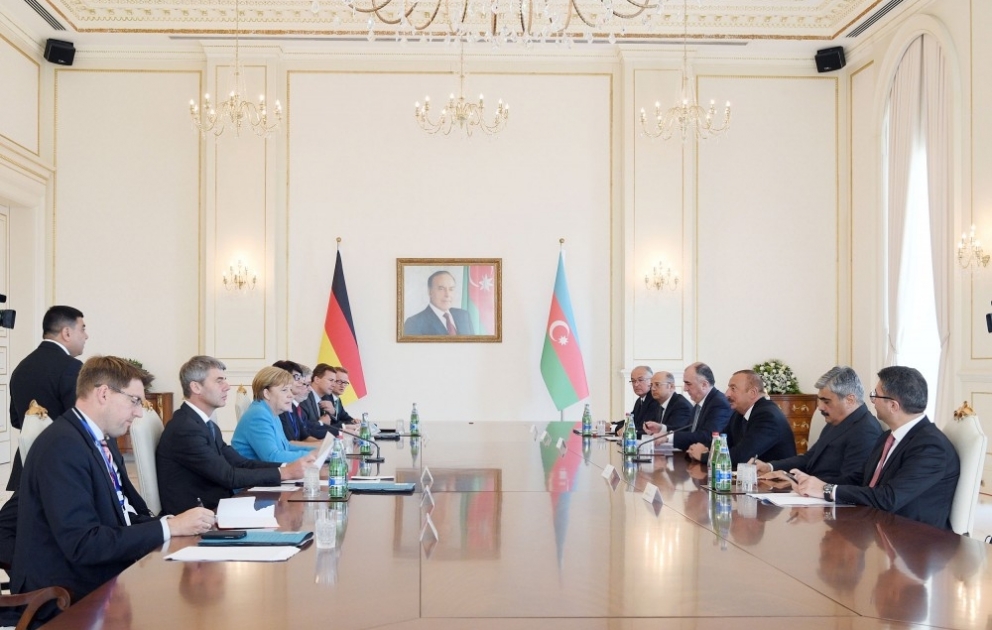 Rencontre du président azerbaïdjanais et de la chancelière allemande élargie aux délégations