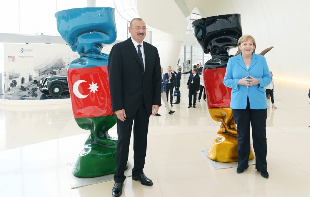 Präsident Ilham Aliyev und deutsche Bundeskanzlerin Angela Merkel treffen sich mit Geschäftsleuten