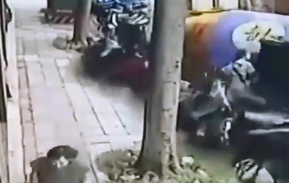 Мужчина чудом избежал страшной смерти под бетономешалкой