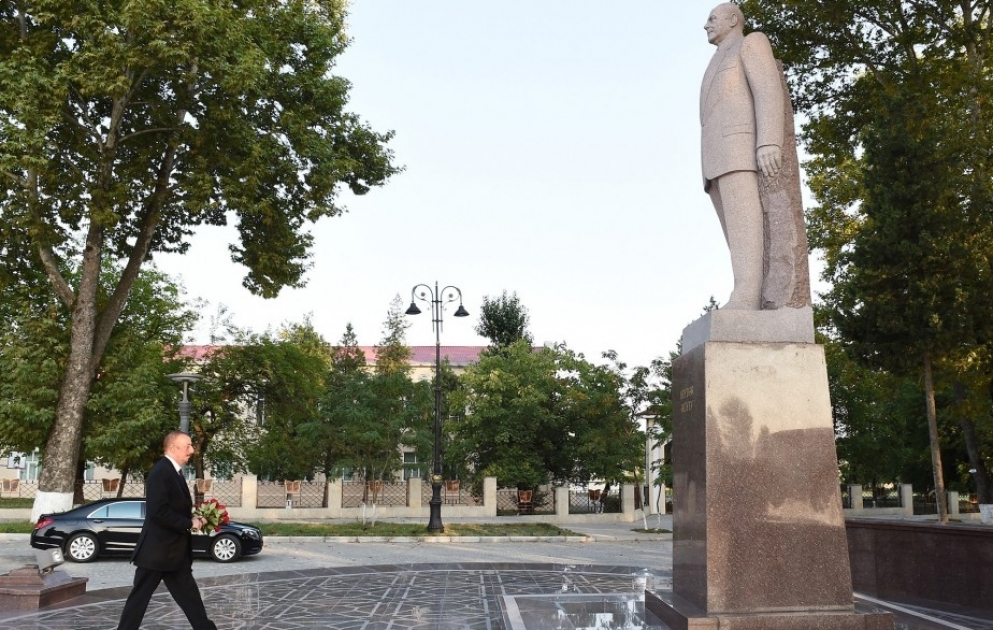 Prezident İlham Əliyev ümummilli lider Heydər Əliyevin İsmayıllı rayonundakı abidəsini ziyarət edib