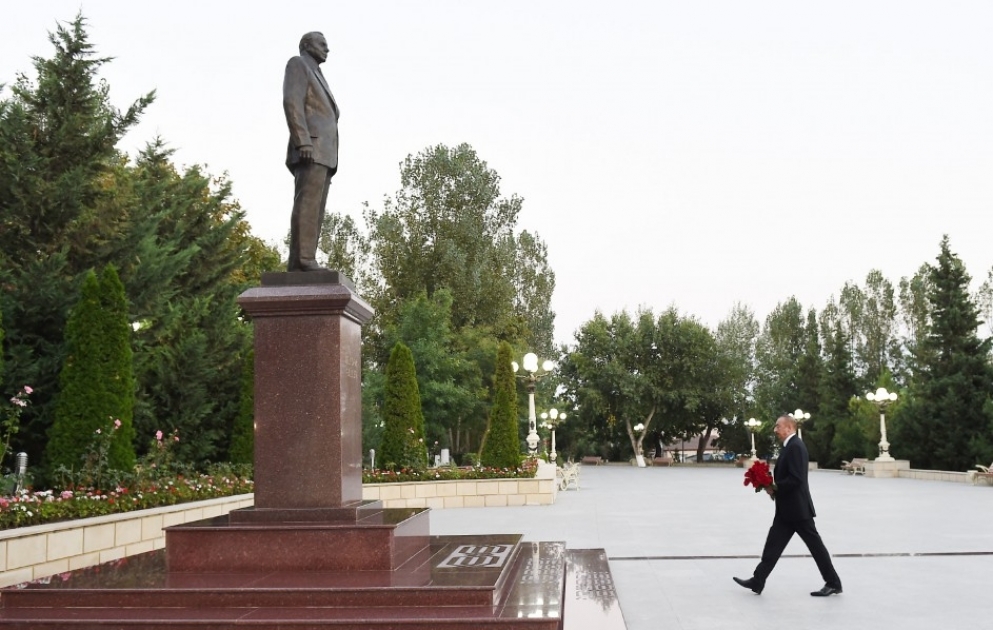 Şamaxıda ümummilli lider Heydər Əliyevin abidəsini ziyarət