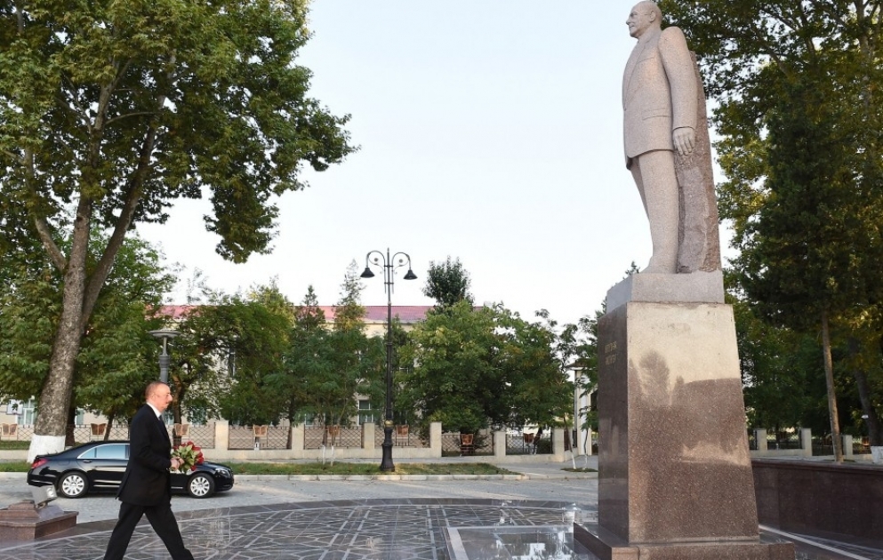 Le président Ilham Aliyev visite le monument du leader national Heydar Aliyev à İsmayilli