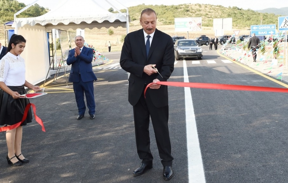 Schamachi: Präsident Ilham Aliyev weiht Automobilstraße Mughanli-Ismayilli-Minge-Keyvandy-Schabiyan-Bahliyan ein