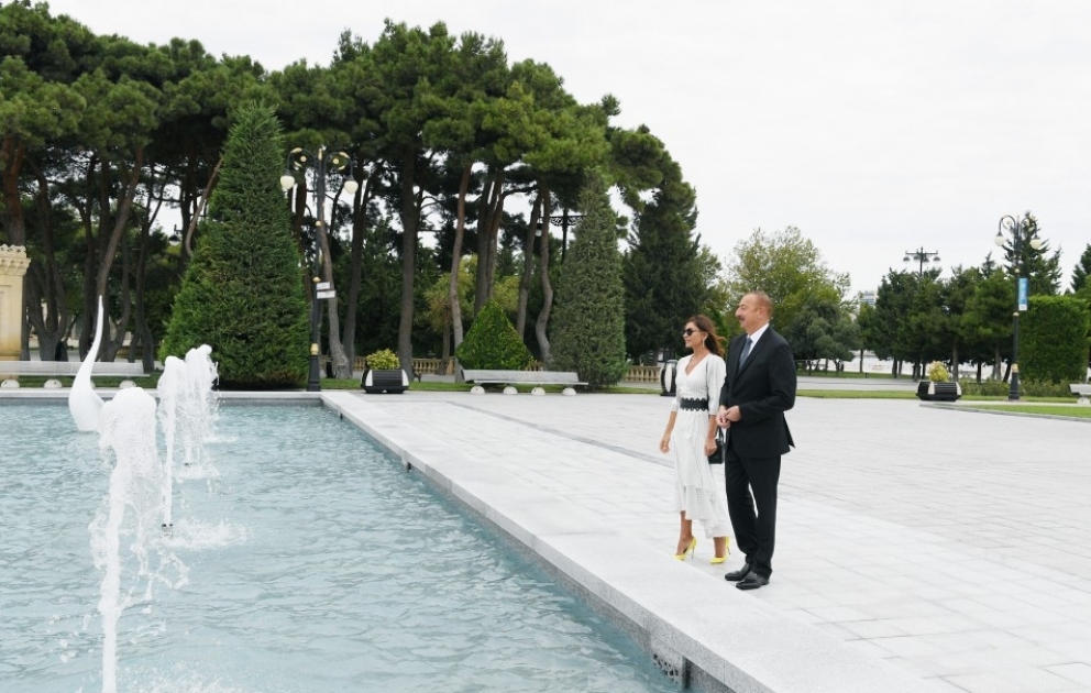Le président Ilham Aliyev a inauguré les Fontaines des Cygnes, restaurées de nouveau au Parc national en bord de mer