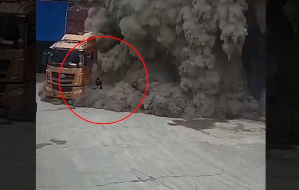 Tonlarla quru sementin altında qaldı