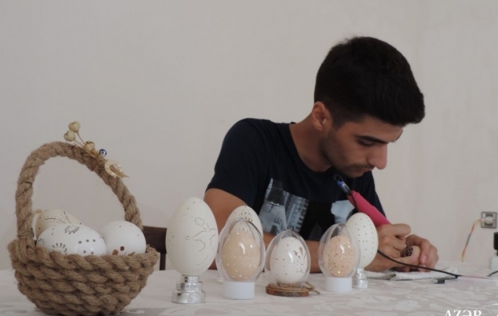 Xaçmazlı gənc yumurta qabığından sənət əsərləri hazırlayır