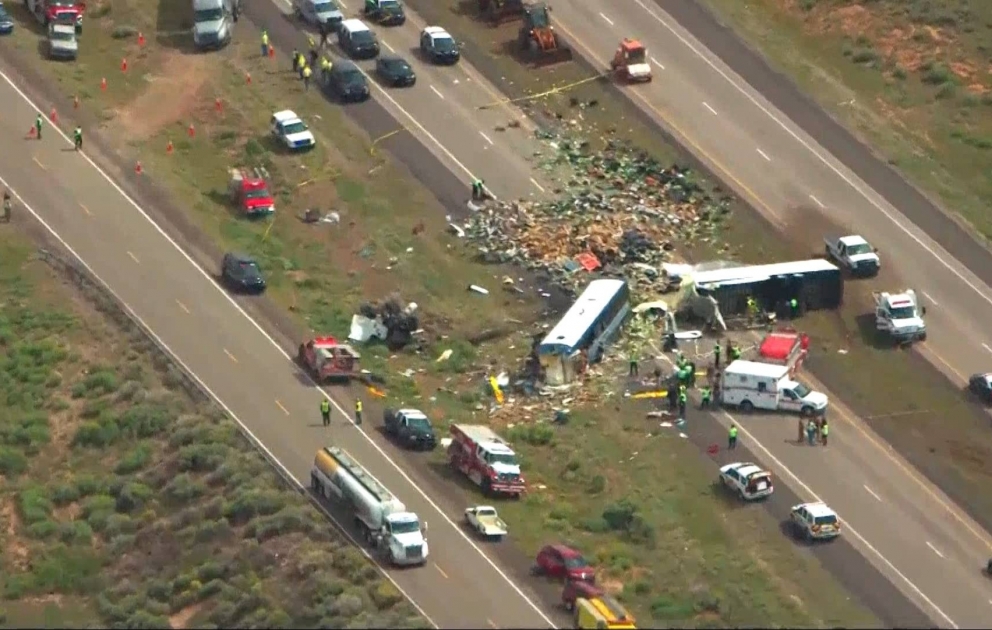 Terrible collision entre un car et un semi-remorque