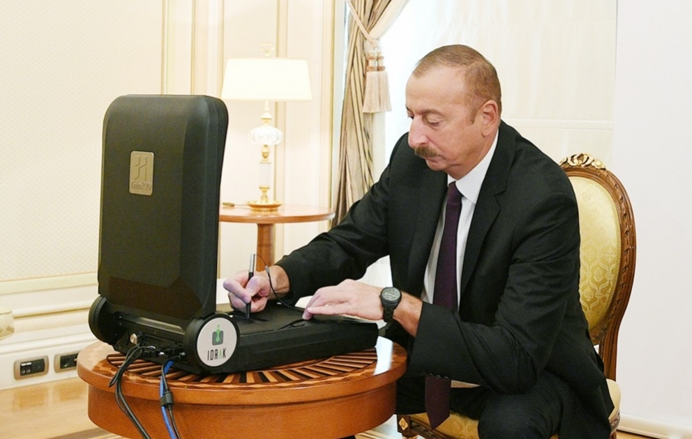 Biometrik göstəriciləri özündə əks etdirən bir nömrəli yeni nəsil şəxsiyyət vəsiqəsi Prezident İlham Əliyevə təqdim olunub
