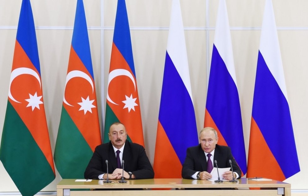 Präsident Ilham Aliyev und Präsident Wladimir Putin treten mit Erklärungen für Presse auf