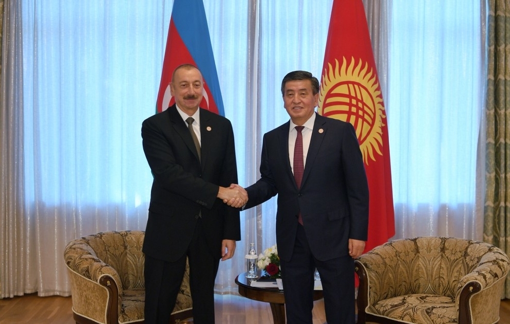 Aserbaidschans Präsident Ilham Aliyev trifft sich mit seinem kirgisischen Amtskollegen