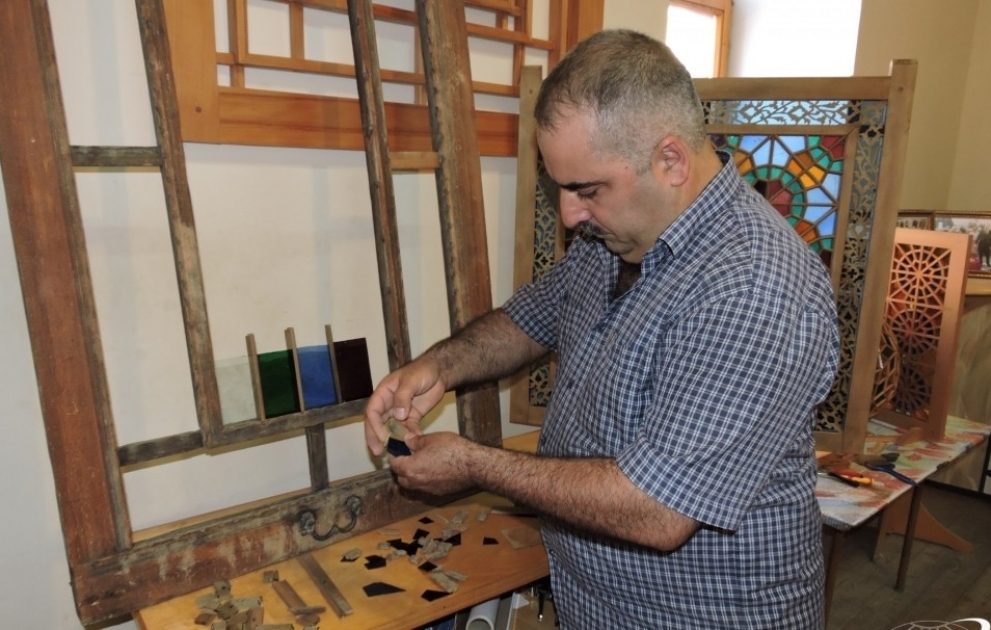 Şəkili sənətkar 270 ilə yaxın yaşı olan qədim şəbəkə nümunəsini bərpa edir