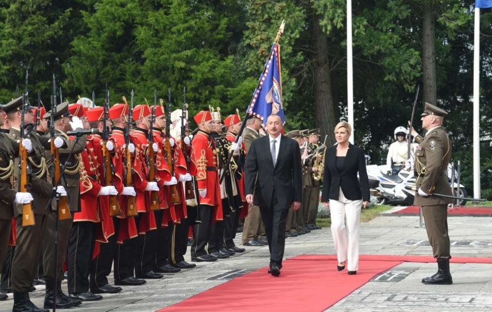 Zagreb: cérémonie d’accueil officiel du président azerbaïdjanais Ilham Aliyev