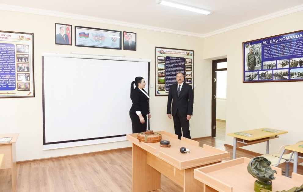 Prezident İlham Əliyev 227 saylı tam orta məktəbdə yaradılan şəraitlə tanış olub