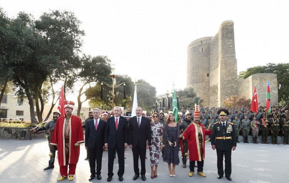 Azərbaycan və Türkiyə prezidentləri parad iştirakçıları ilə xatirə şəkilləri çəkdiriblər