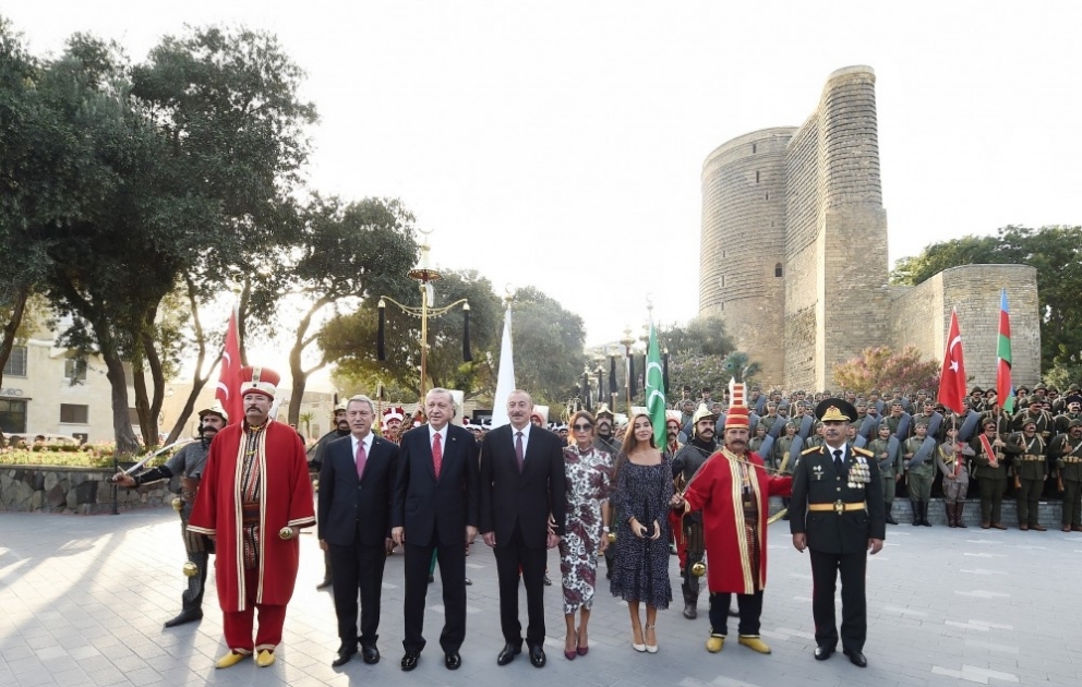 Azerbaijani, Turkish presidents posed for photographs together with parade participants