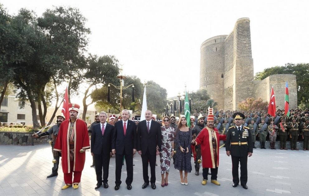 Les présidents azerbaïdjanais et turc posent avec les participants du défilé pour des photos souvenirs