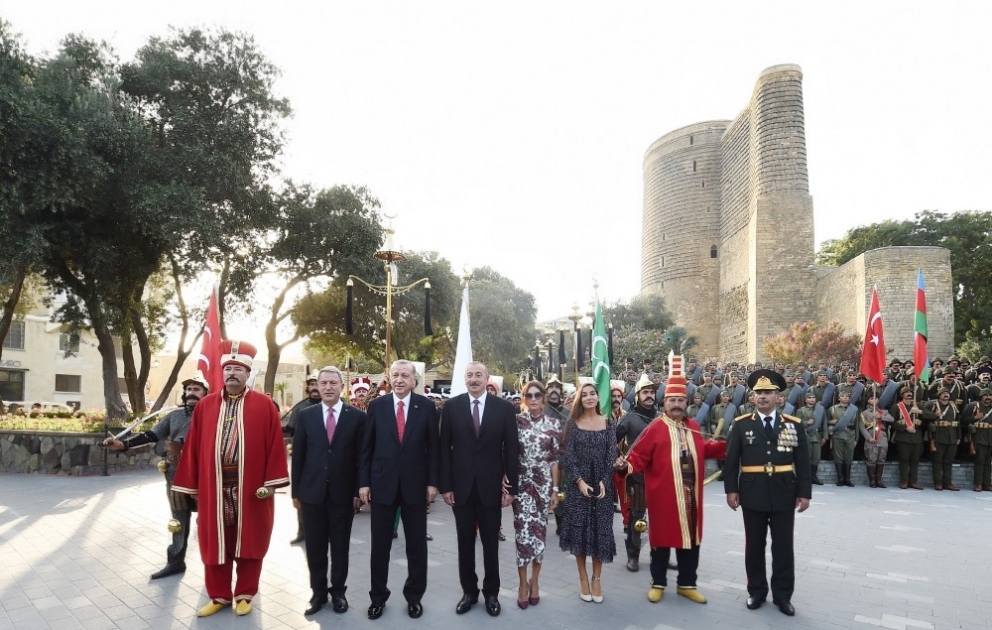 Aserbaidschanische und türkische Staatschefs ließen sich mit Paradeteilnehmern fotografieren