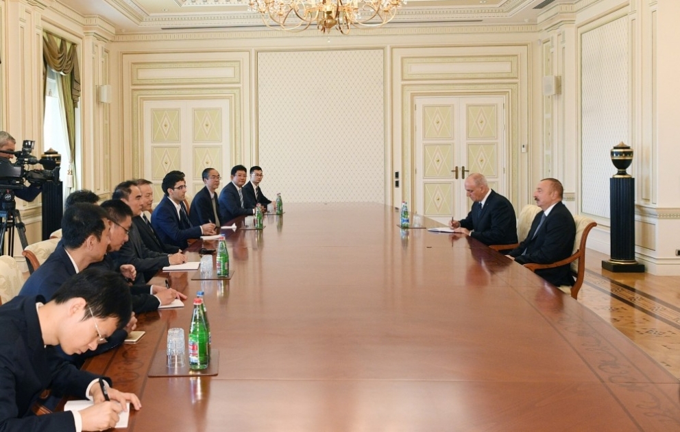 Präsident Ilham Aliyev empfängt chinesische Delegation um Xinhua-Chefredakteur