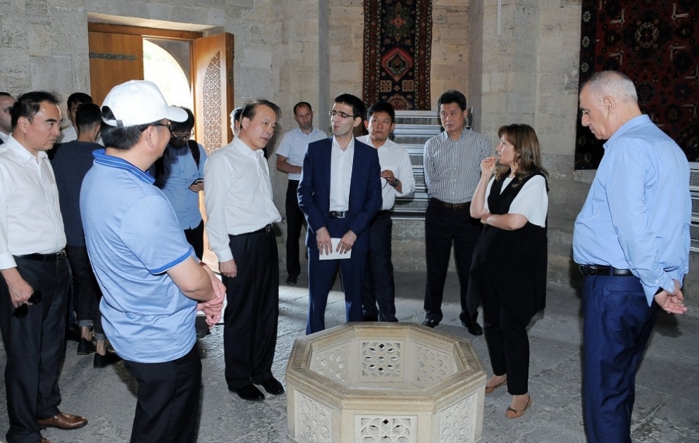 İçərişəhərlə tanışlıq Çinin Sinxua agentliyinin nümayəndələrində zəngin təəssürat yaradıb