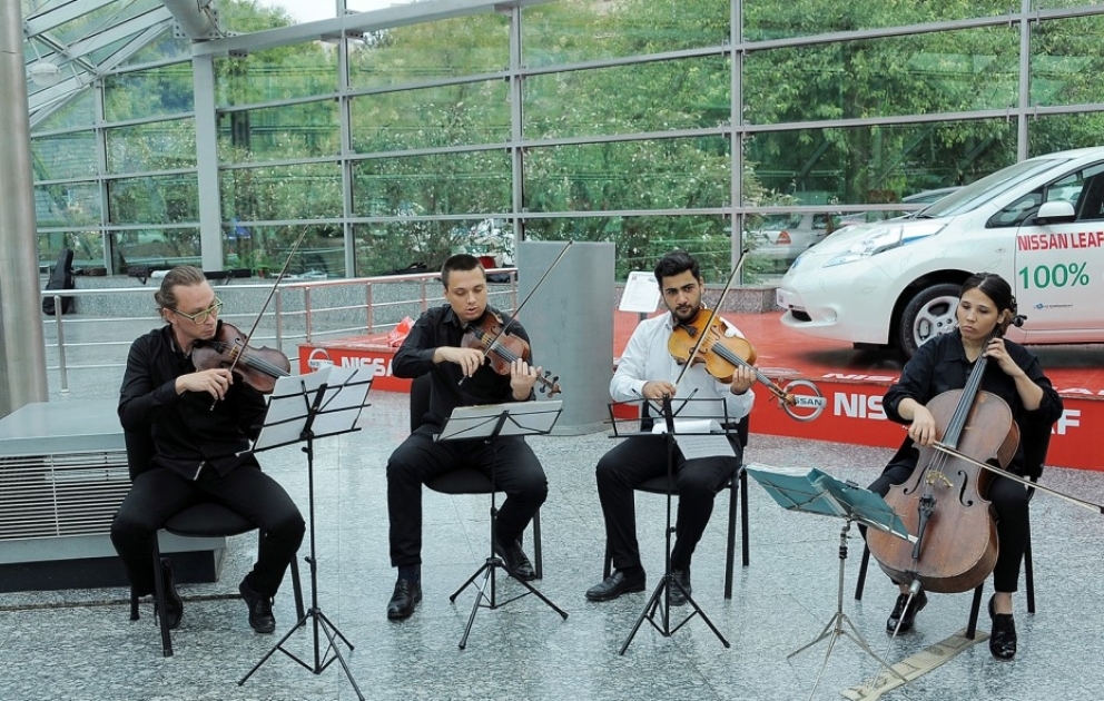 Konzertprogramm bestehend aus nationaler und klassischer Musik an Haltestellen der Bakuer Metro