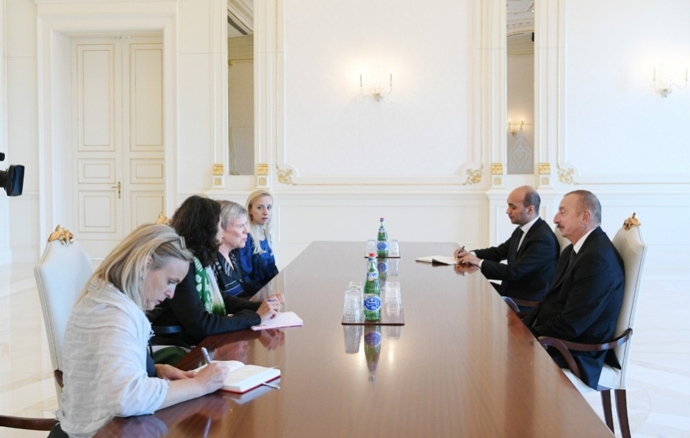 Präsident Ilham Aliyev empfängt Delegation um stellvertretende NATO-Generalsekretärin