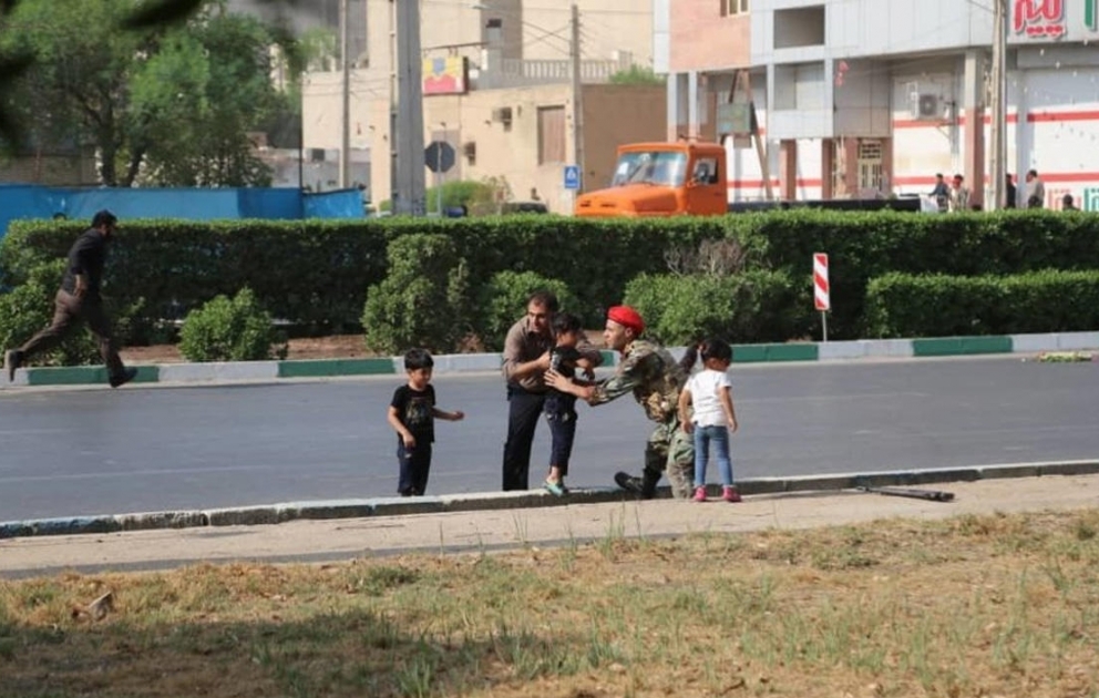 İranda hərbi parad zamanı terror aktı anbaan belə görüntüləndi