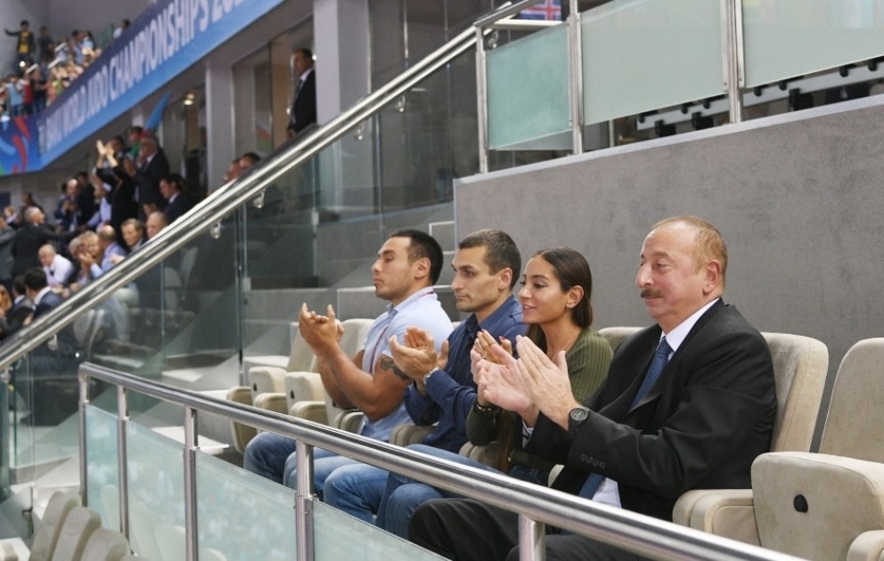 Azərbaycan cüdoçusu Hidayət Heydərov dünya çempionatında bürünc medal qazanıb 
Prezident İlham Əliyev Milli Gimnastika arenasında yarışlara baxıb