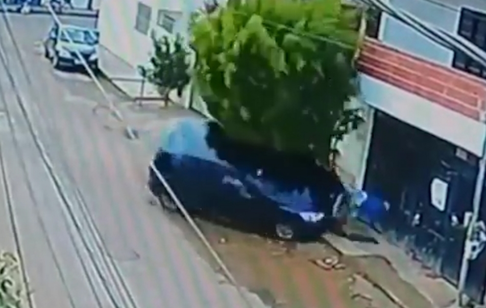 Brazilian cyclist miraculously escapes from car crash