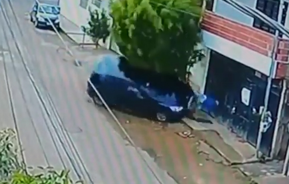 В Бразилии велосипедист чудом выжил в аварии