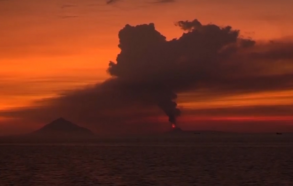 İndoneziyadakı Anak Krakatau vulkanı püskürüb