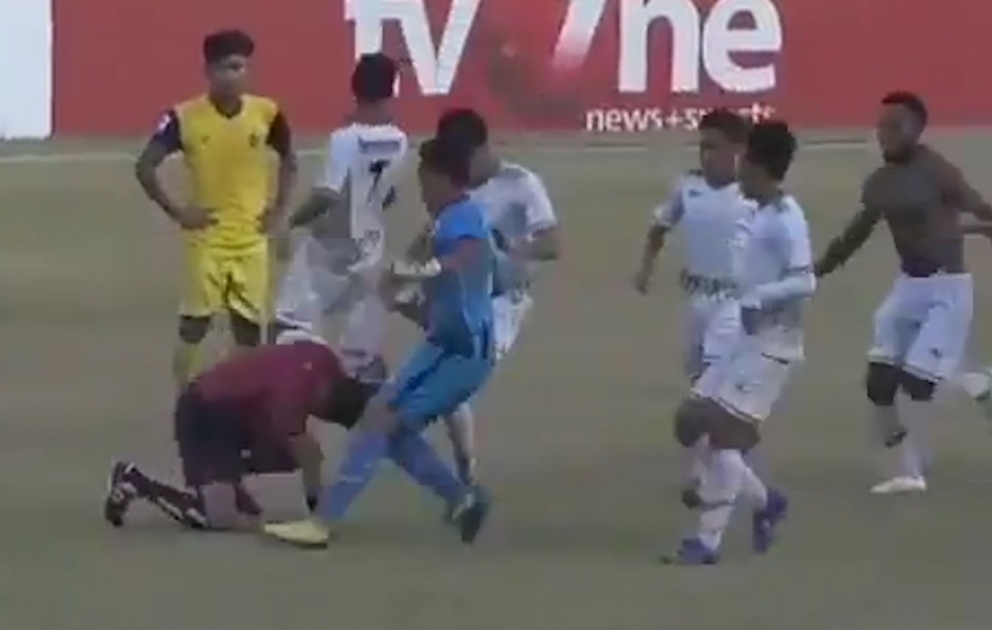 Penaltiyə görə futbolçular hakimi döydülər