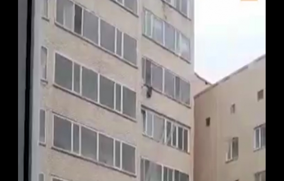 Мужчина чудом поймал сорвавшегося с 10 этажа ребенка