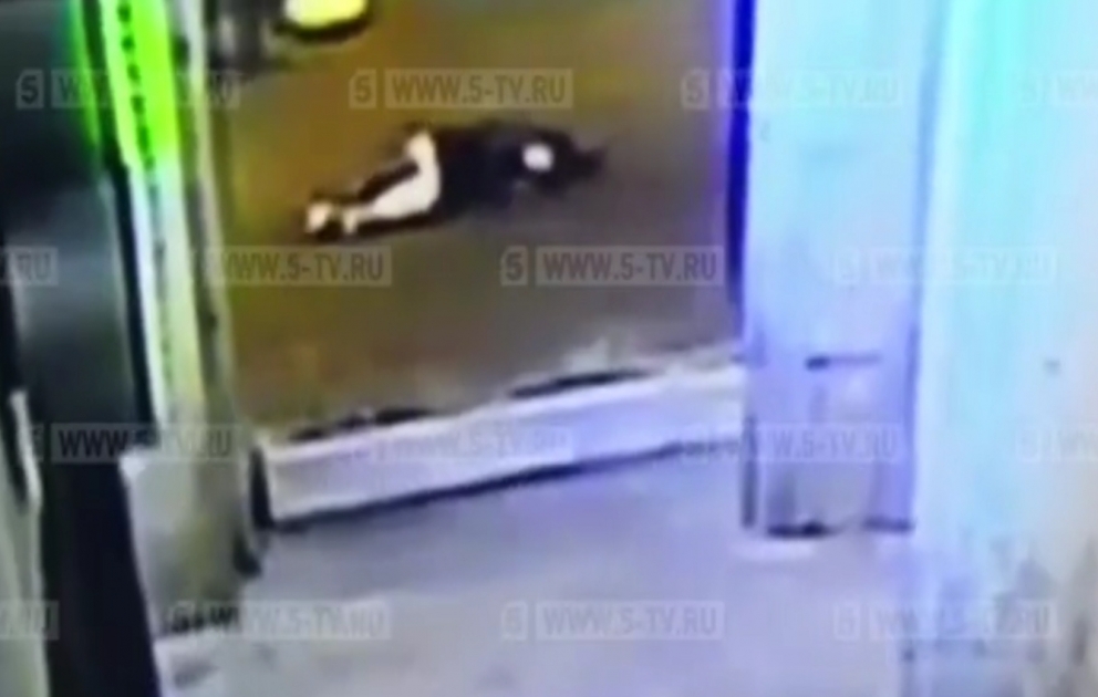 В Петербурге блогер упала с террасы ТЦ во время селфи