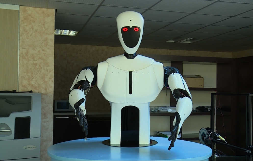 Nos ingénieurs inventent un robot capable de parler azerbaïdjanais