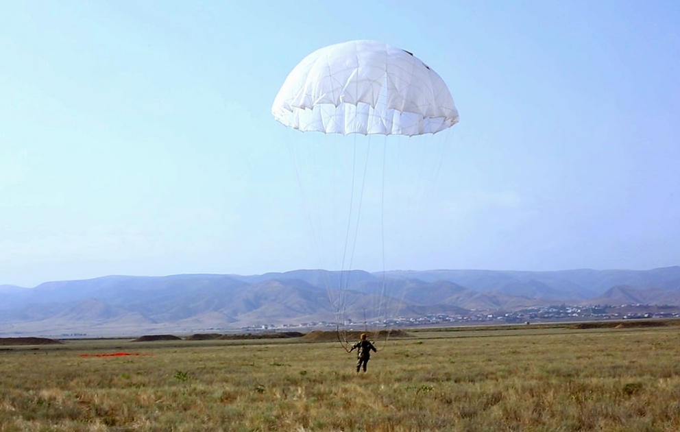 Des exercices militaires de parachutage ont été organisés