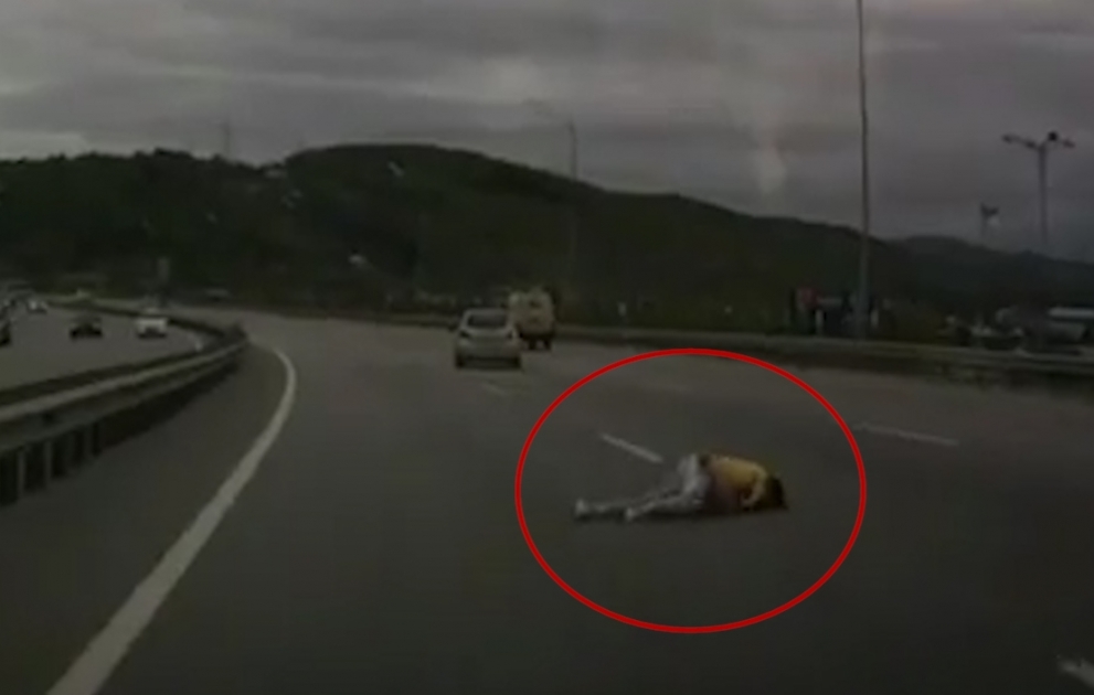 В результате ДТП девушку выбросило на дорогу из салона авто