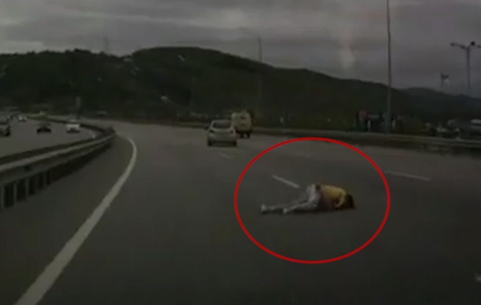 Suite au choc, une femme au volant s’est retrouvée sur la route