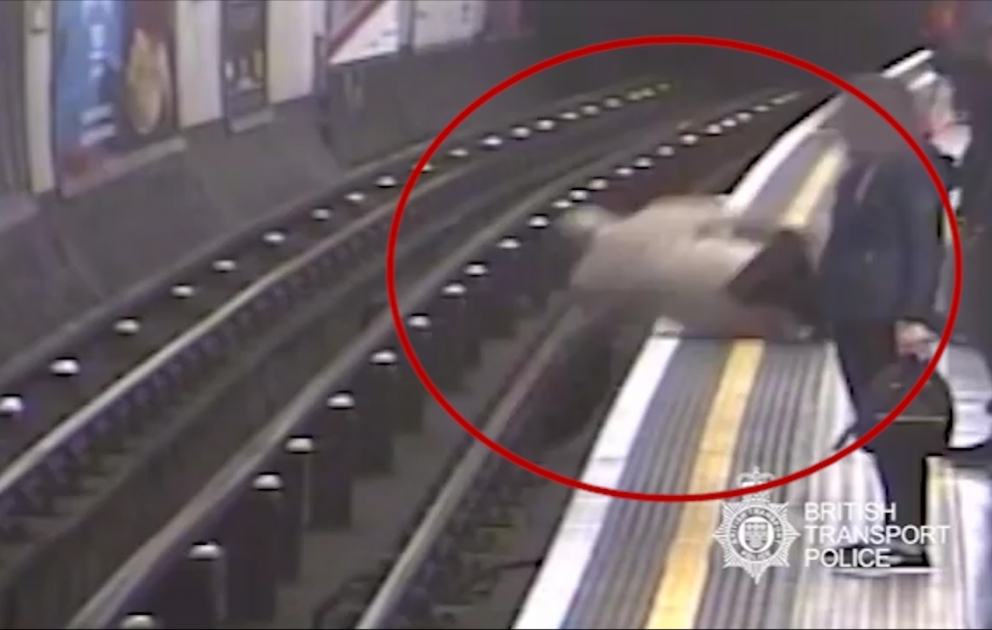 Ein psychisch Kranker hat die Menschen vor die U-Bahn gestoßen  Er wurde demnach festgenommen