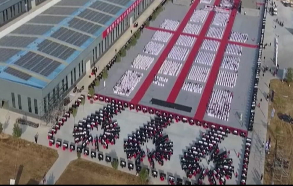 An ensemble featuring 666 pianos sets record in China
