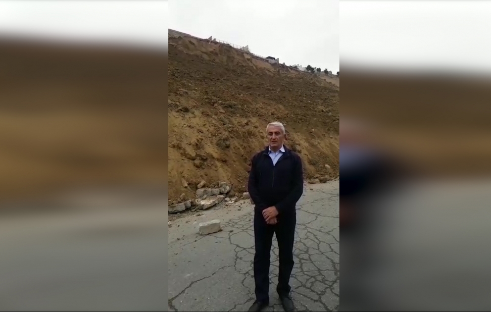 Baş verən sonuncu sürüşmə nəticəsində istinad divarının böyük hissəsi dağılıb