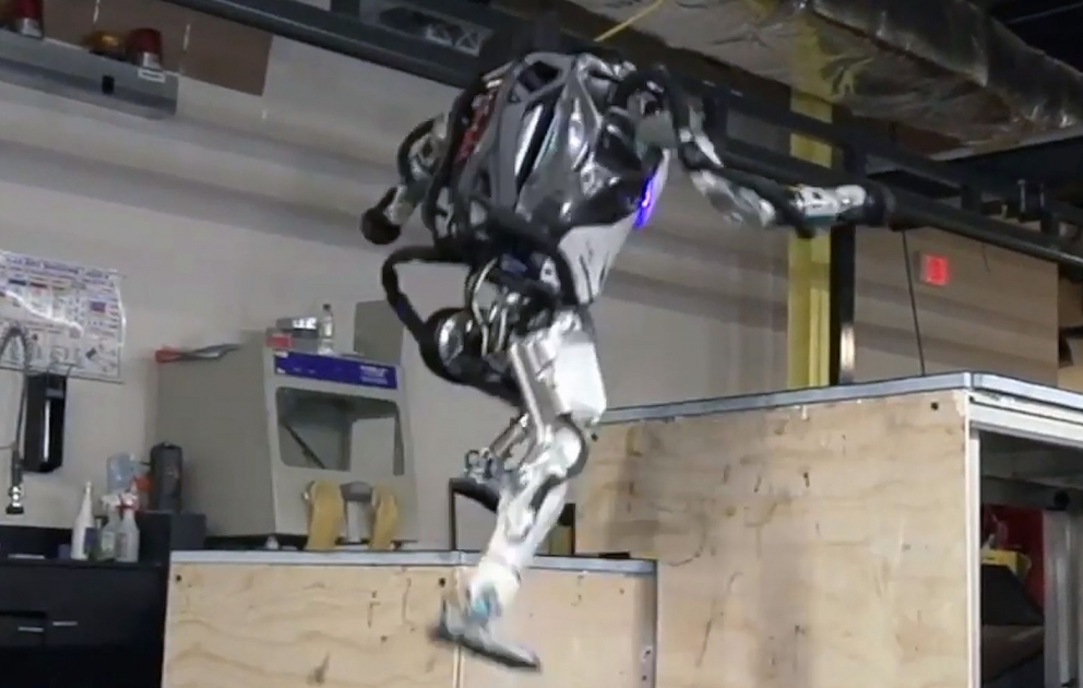 Robota maneələri aşmağı öyrətdilər