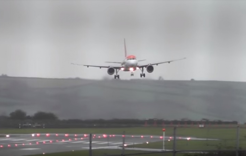 Güclü külək pilotlara çətin anlar yaşatdı